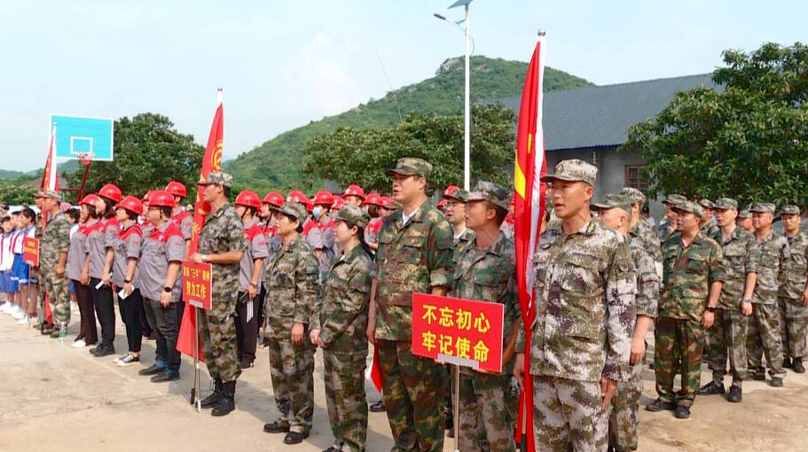 新闻特写：百人重走长征路