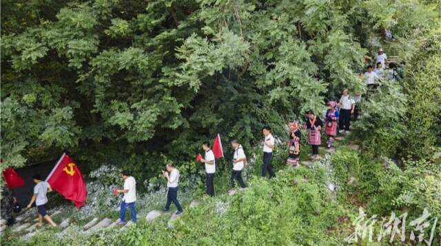 【新湖南】临武丨为体验红军艰难，县委书记带着大家重走长征路