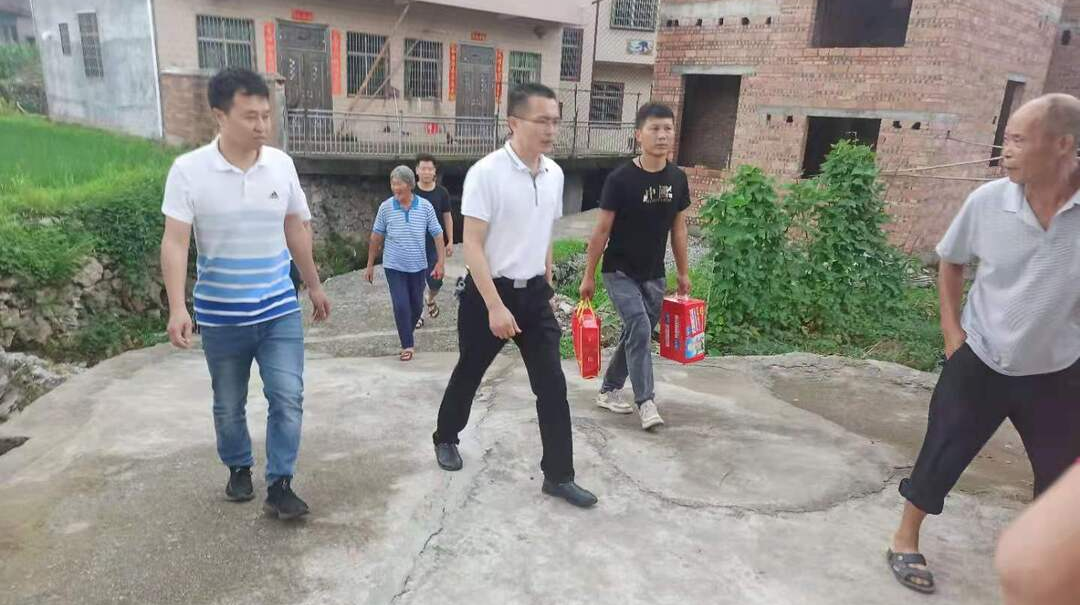 麦市镇：“粽”情端午慰问暖