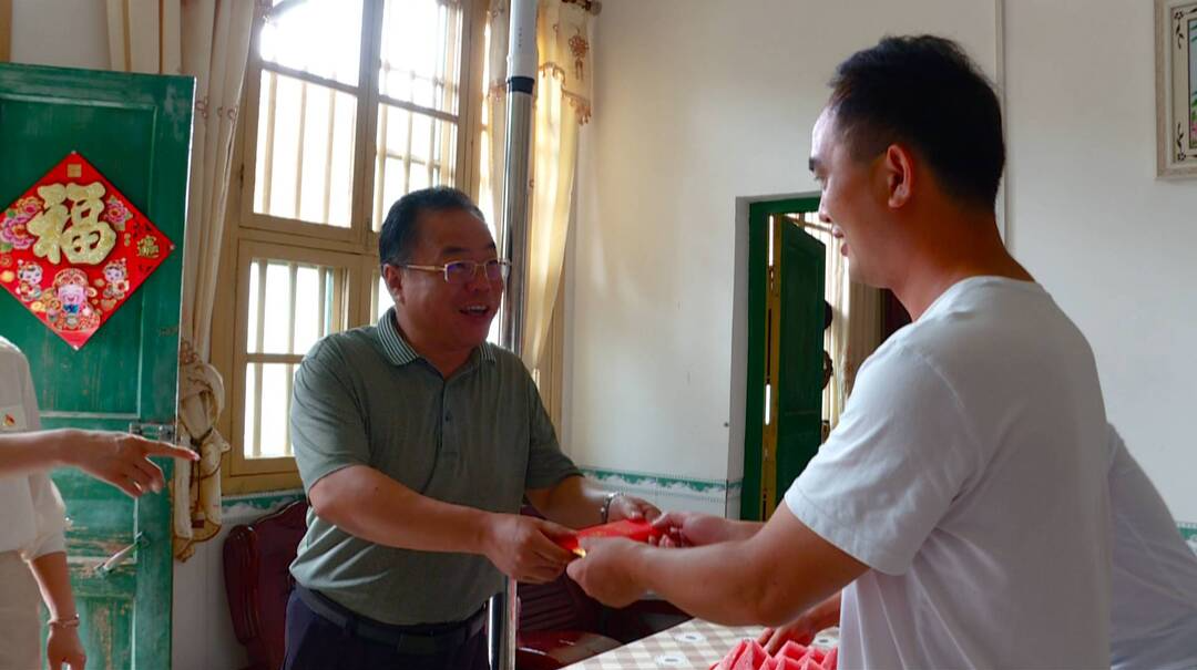 刘杨看望慰问老党员
