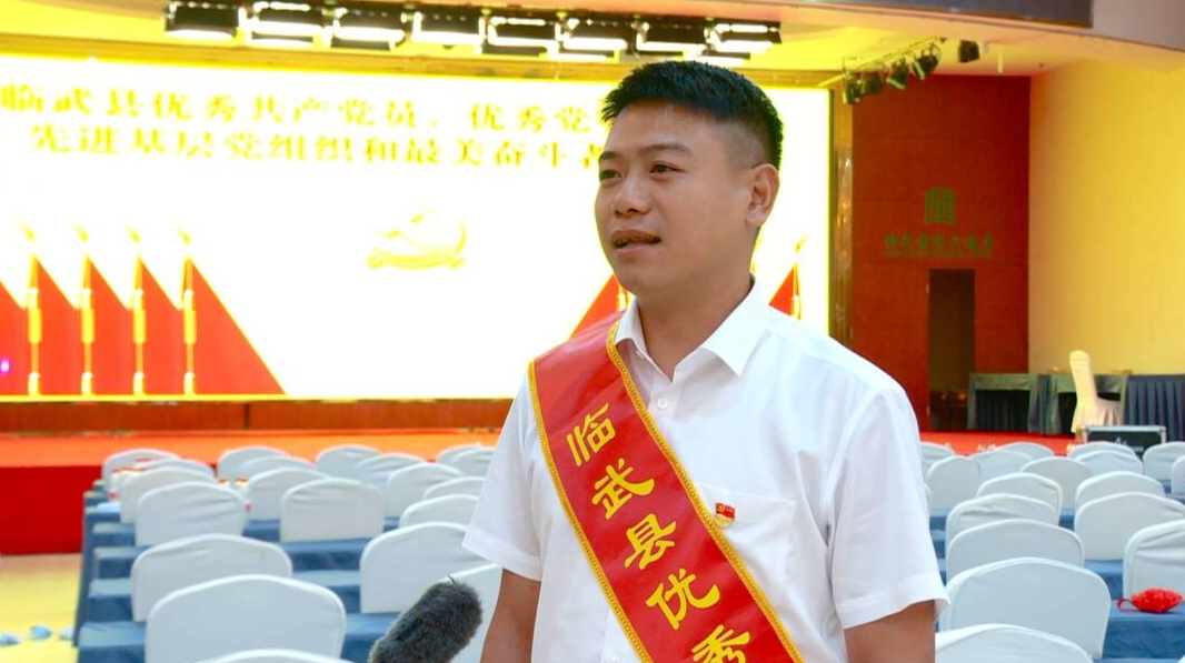 新闻特写：备受鼓舞 鼓足干劲加油干