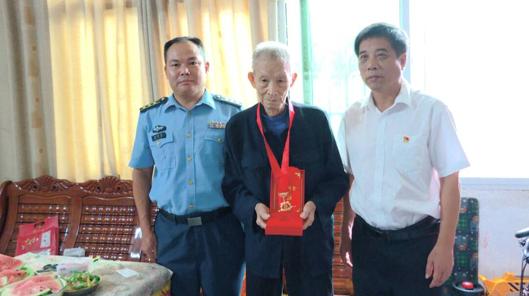肖柏茂走访慰问老党员和困难党员