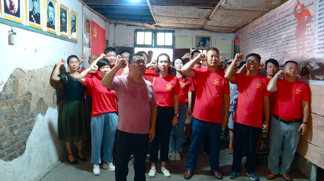 县融媒体中心开展“感党恩 听党话 跟党走”主题党日活动