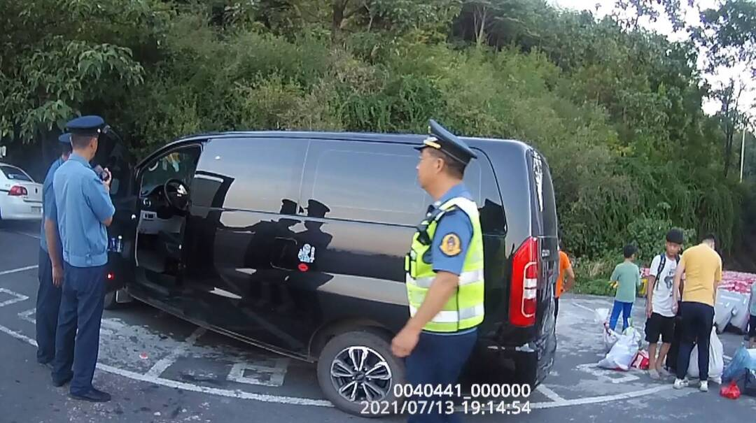 小型客车非法搭载17人 车主涉嫌危险驾驶罪