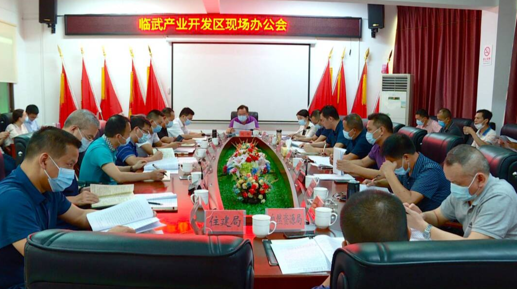 刘杨到县产业开发区现场办公