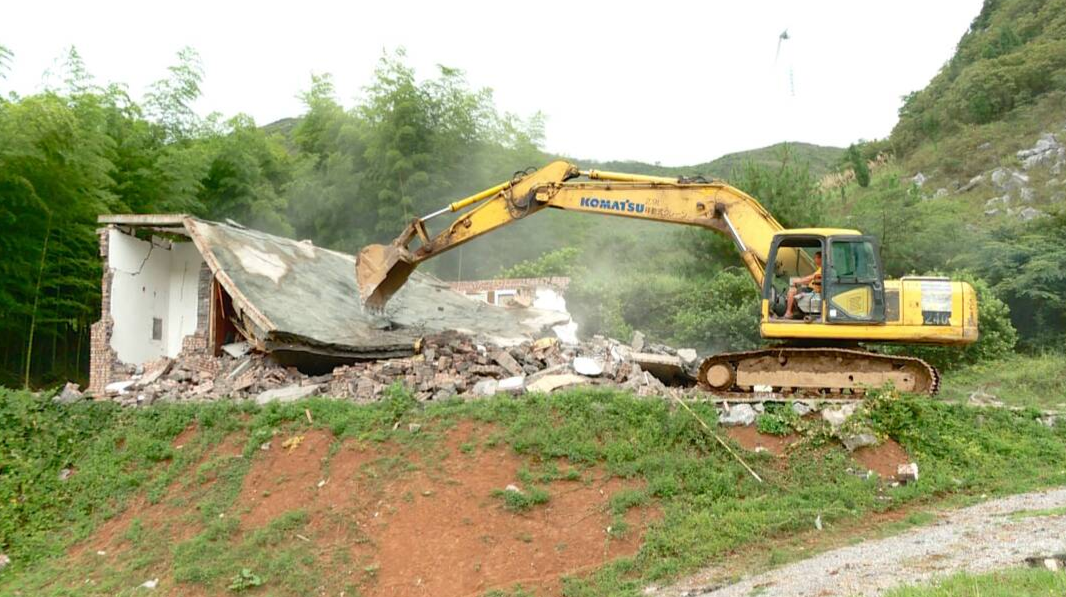 县自然资源局拆除一处违规建筑