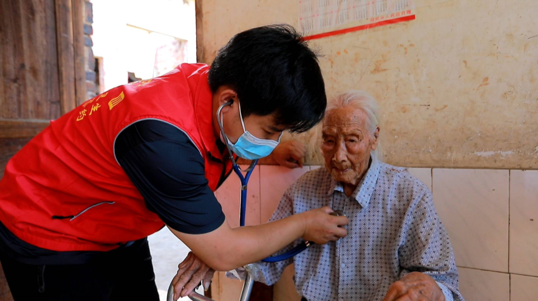 众志成城 防控疫情｜万水：上门为百岁老人、残疾人接种疫苗