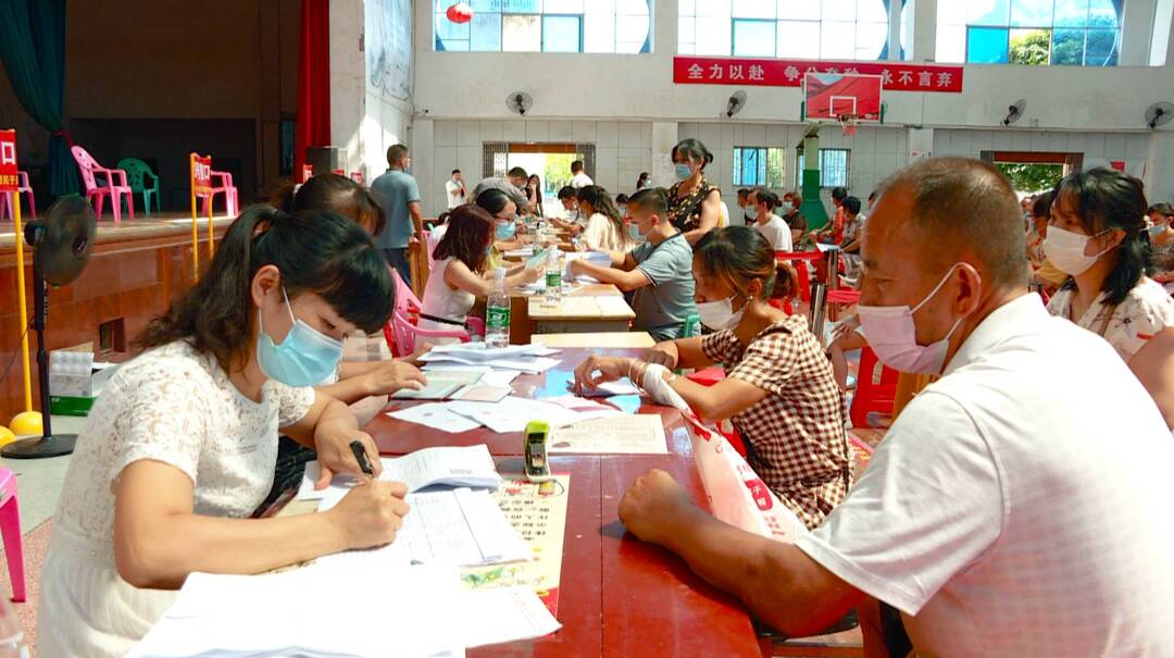 我县各中小学新生入学资格审核工作有序进行