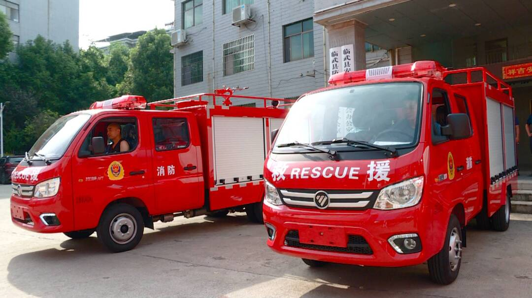 县应急管理局为3个乡镇配发消防应急救援车