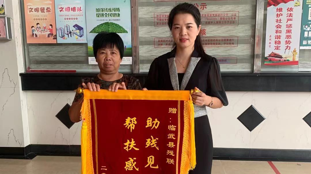 我为群众办实事 | 保险贴心为群众 亲属感谢送锦旗