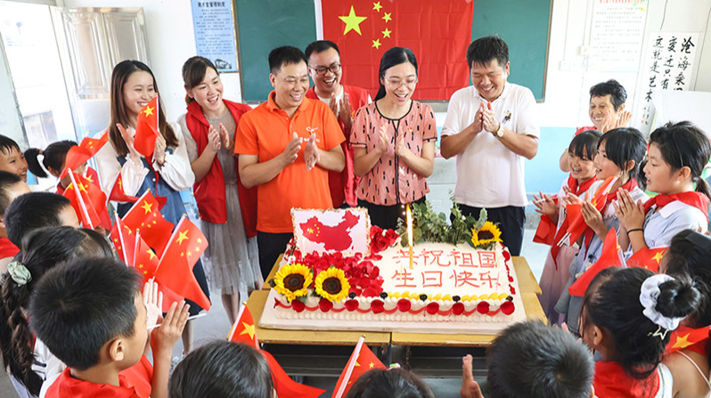 【红网时刻 湖南频道】临武民众画图画写祝福做蛋糕为祖国庆生