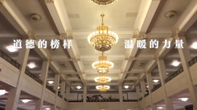 习近平关爱道德模范的暖心瞬间