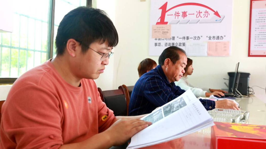 党旗在基层一线高高飘扬｜颜涛：做党的政策理论“践行人”