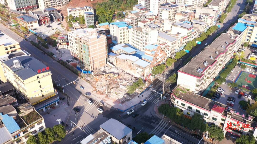 落实“三牛”精神在一线  晴岚北路提质改造工程房屋拆除工作全面完成