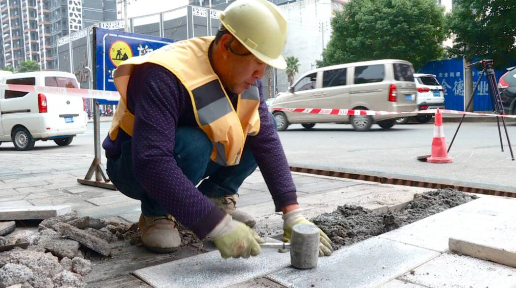 城管在线｜修复破损人行道、树池  提升城市宜居宜业水平