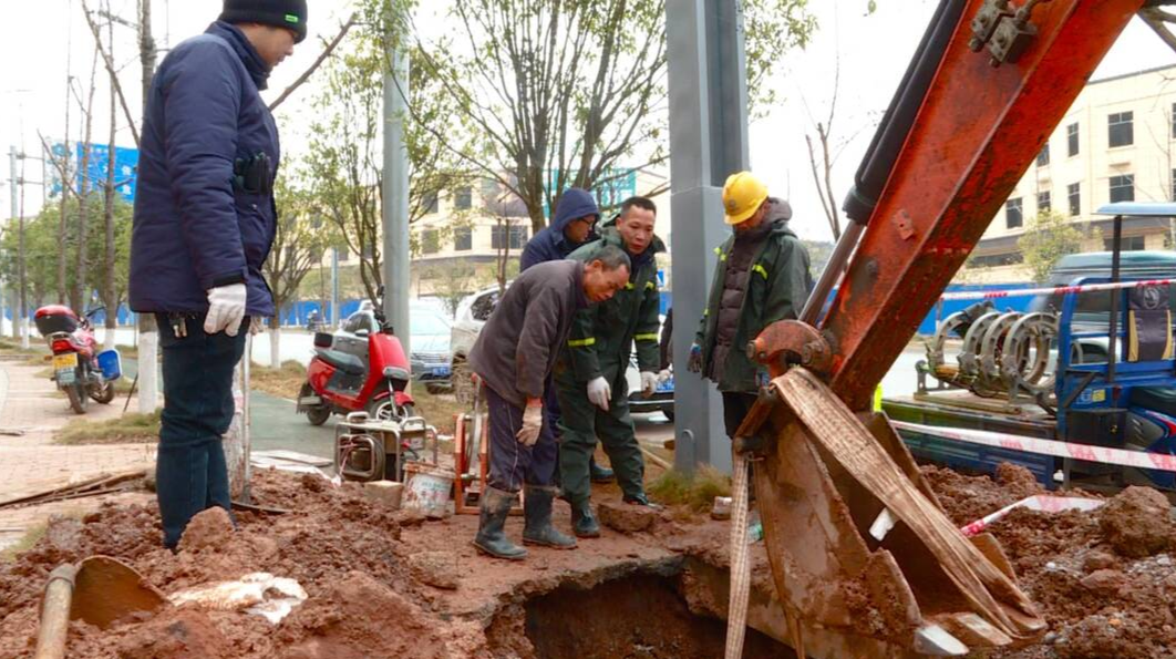 应对冰冻雨雪天气｜县供排水公司：应急抢修保供水