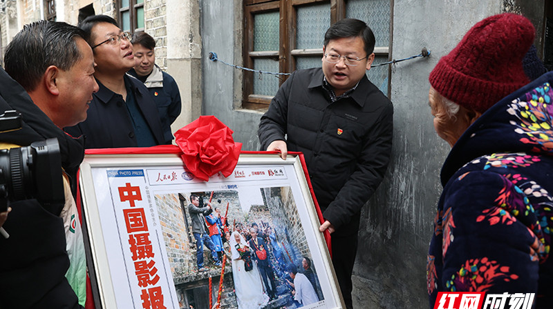 【红网时刻】临武县：文化志愿者为抗美援朝老兵送“金婚”照