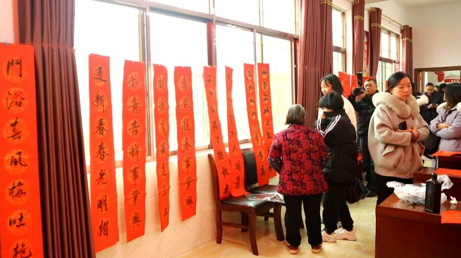 新春走基层｜送春联活动走进易地扶贫搬迁安置点
