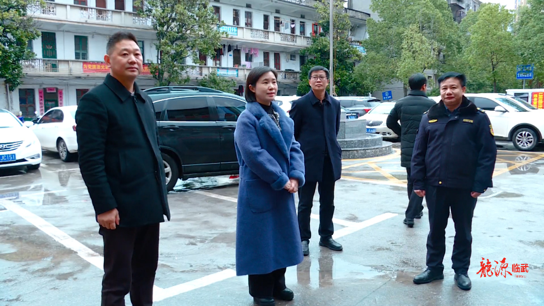 尹海莲走访慰问困难群众和一线工作人员