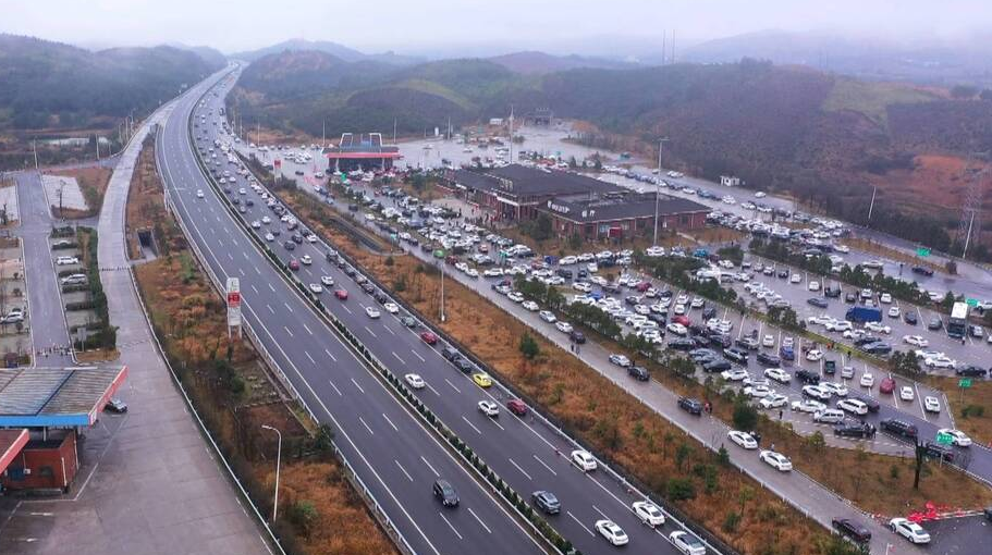 新春走基层｜高速交警疏导交通保畅安