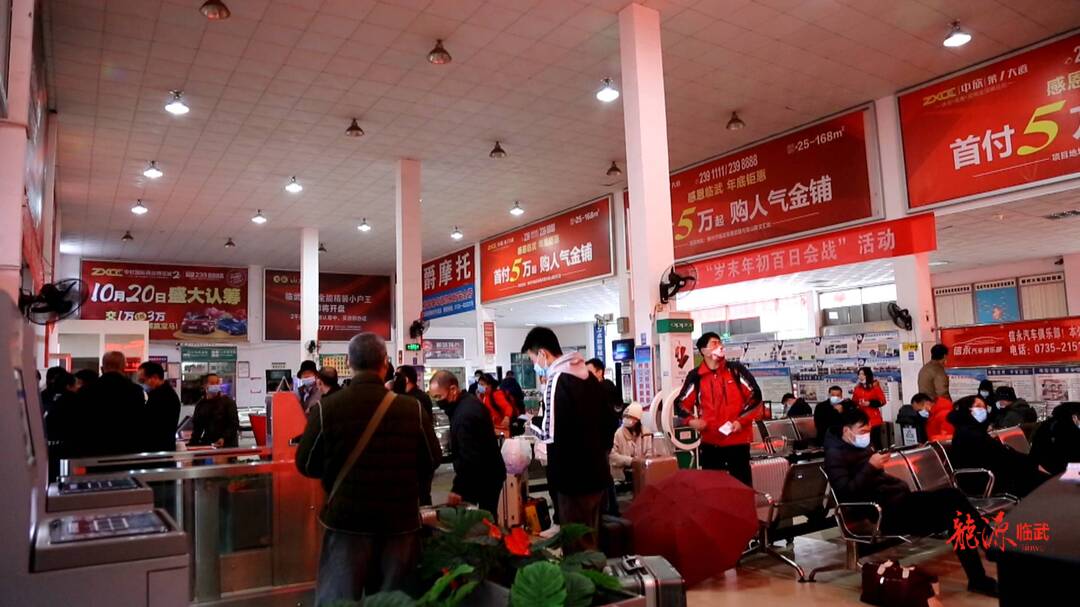 返程行囊爱意浓 装满“年味”再出发