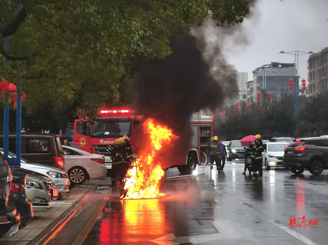 临武消防火速处理一起摩托车自燃事故