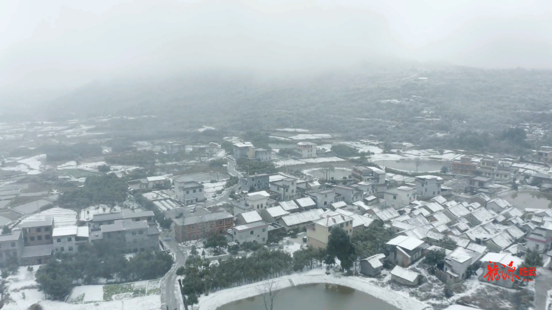 应对低温雨雪天气｜香花镇：铲雪除冰护平安