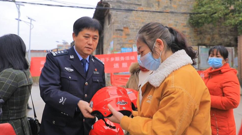 整治交通问题顽瘴痼疾｜县交警大队：送考下乡 群众家门口拿证