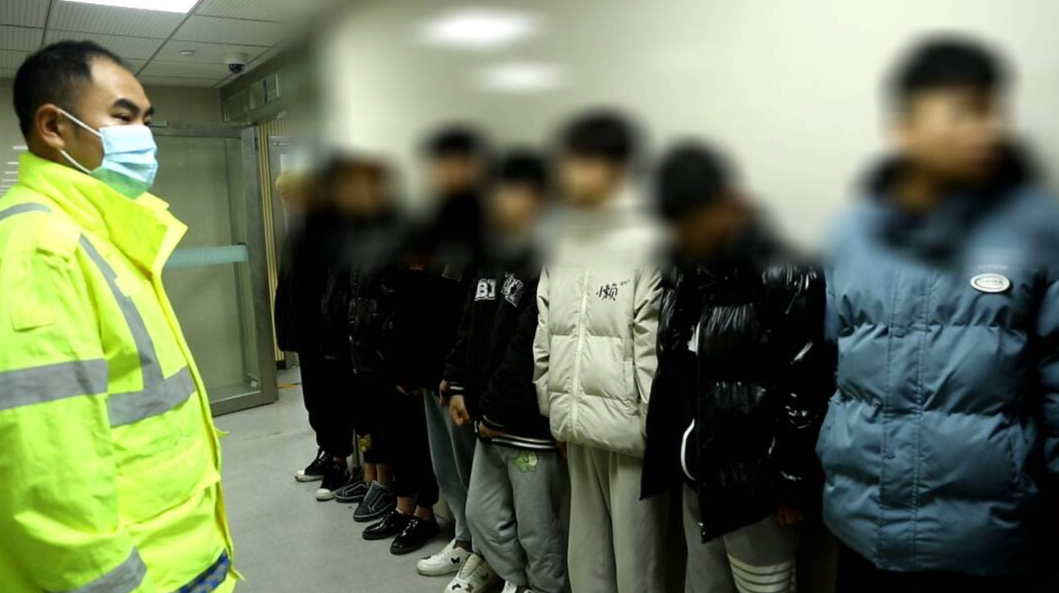【郴州日报】临武交警抓获10名“飙车党”