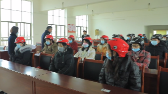 【郴州日报】临武县交警大队“送考下乡”优化办证服务