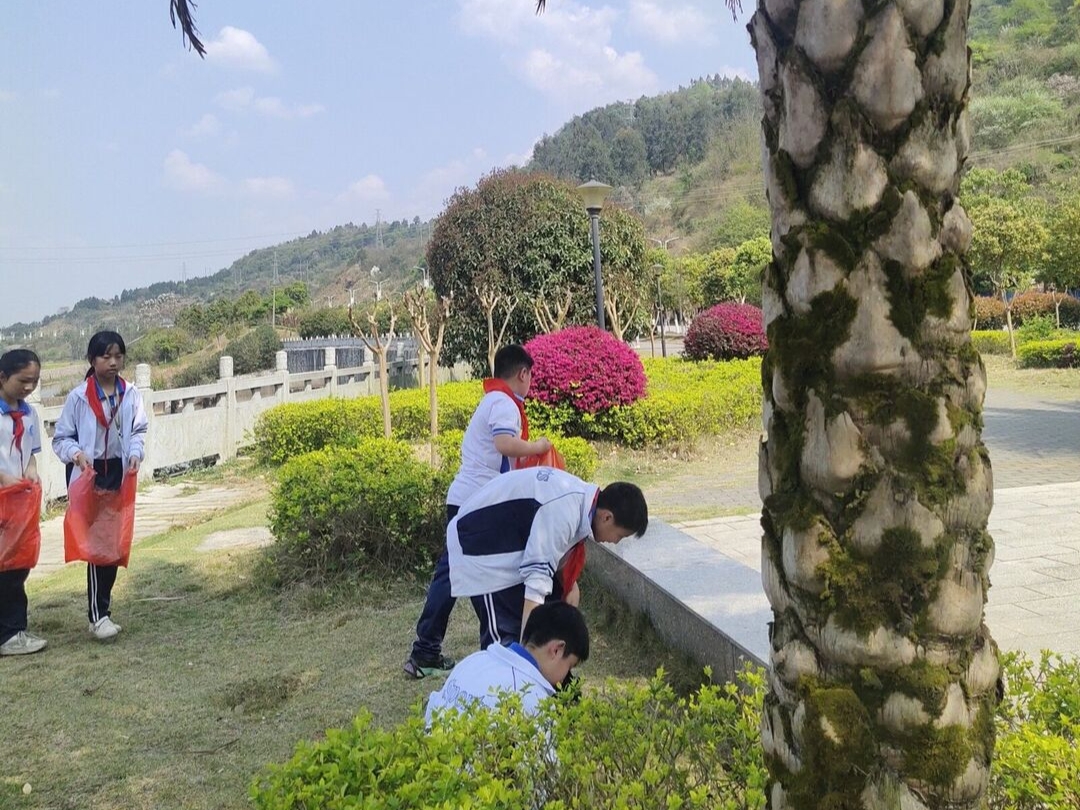 学雷锋巡河护绿，临武三中在行动