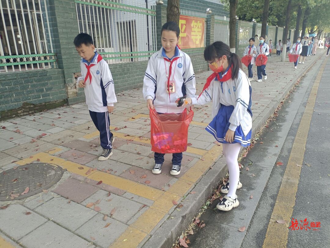 学雷锋巡河护绿，临武三中在行动