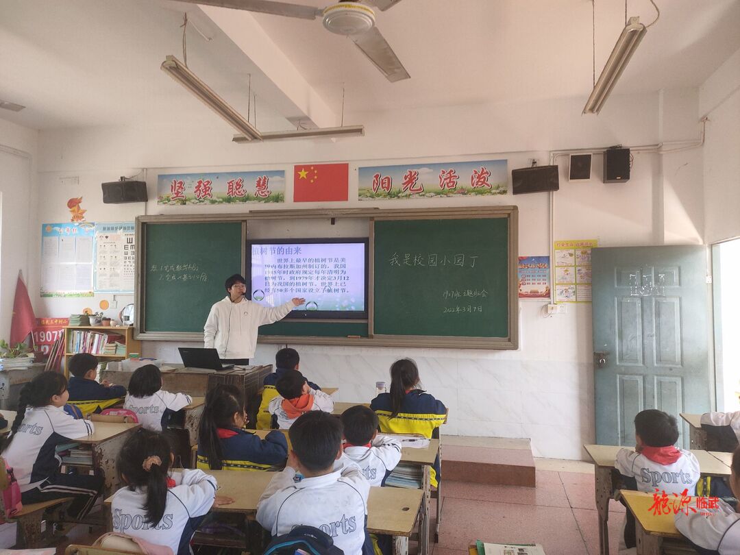 学雷锋巡河护绿，临武三中在行动