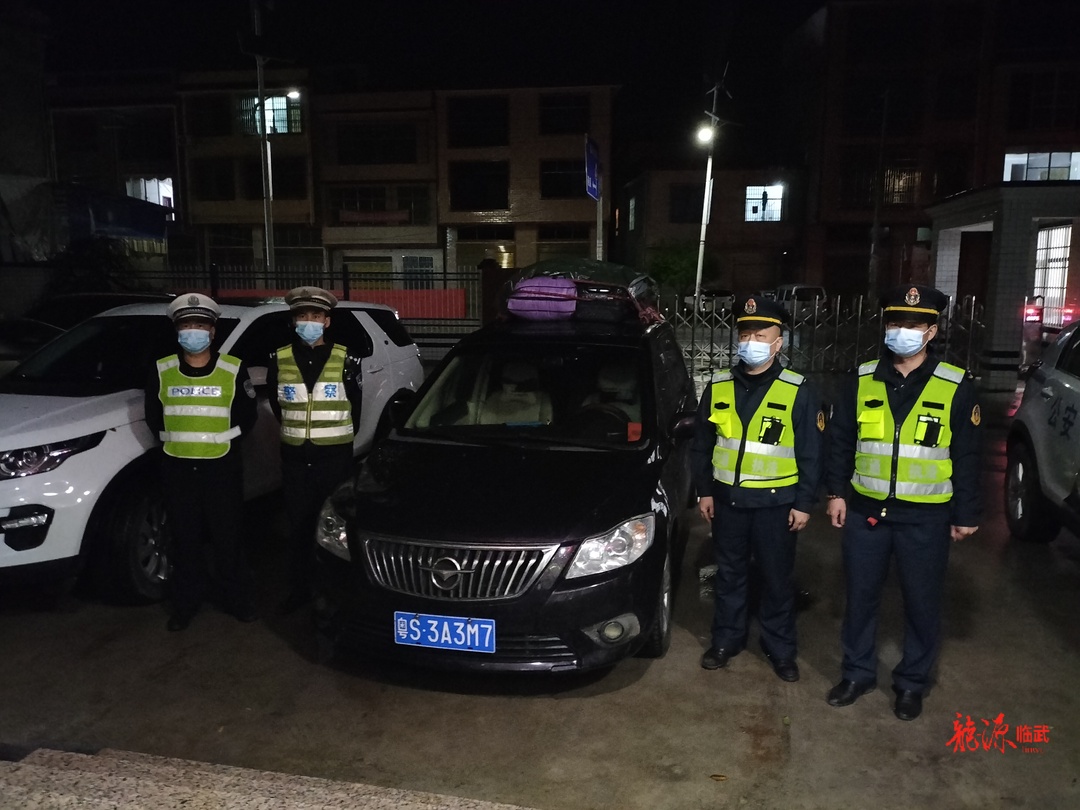 全警上岗筑牢疫情防控“前哨”防线