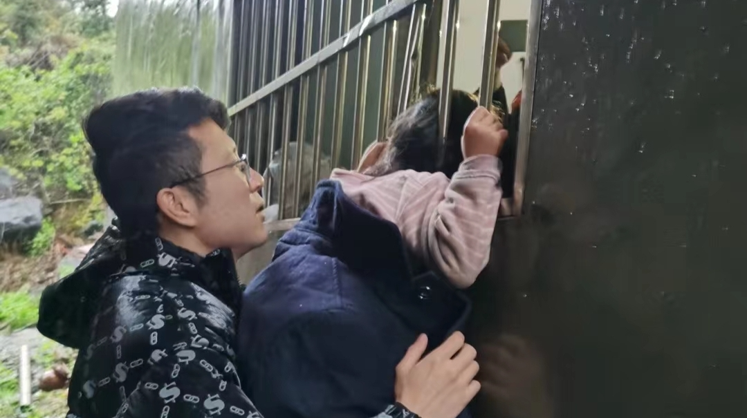 我为群众办实事 | 镇南乡：女童卡窗危险 火速救援暖心