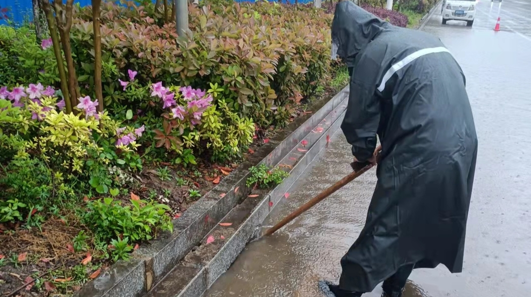 交通问题顽瘴痼疾整治 | 闻“讯”而动清除路面积涝