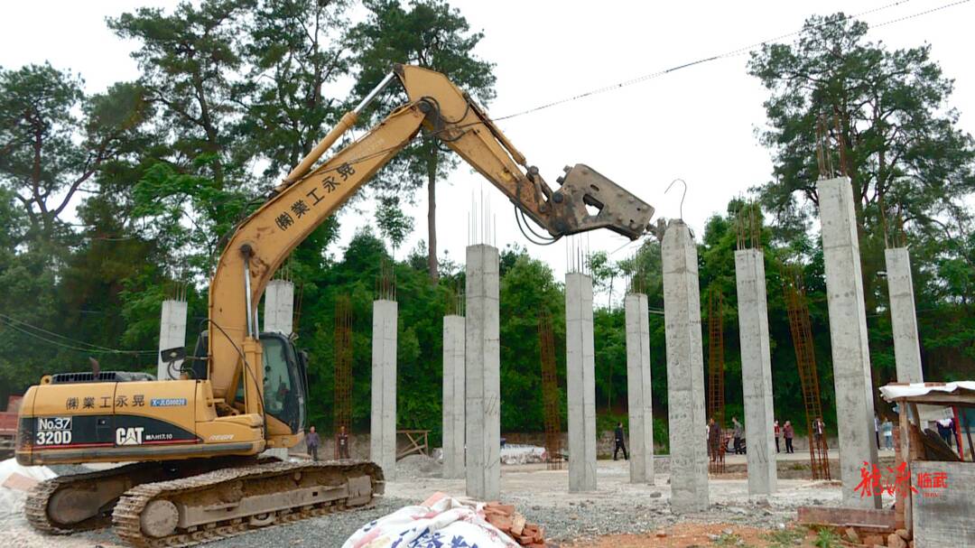武水镇拆除一违法建筑