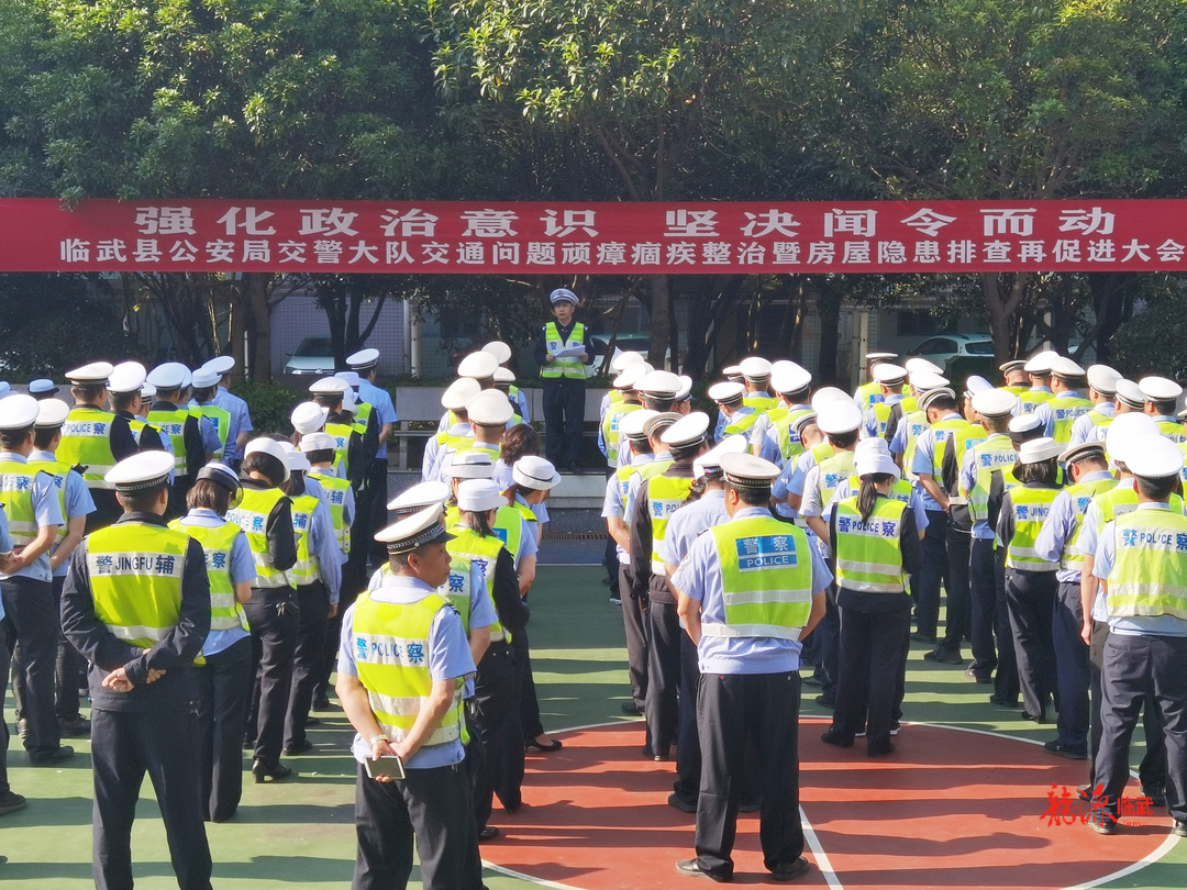 县交警大队：一次行动两个问题齐解决