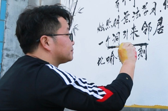 【学习强国】郴州临武：墙绘画家扮靓美丽乡村