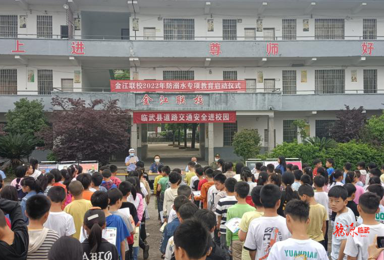 整治交通问题顽瘴痼疾 | 部门联动交通安全知识进校园进农村