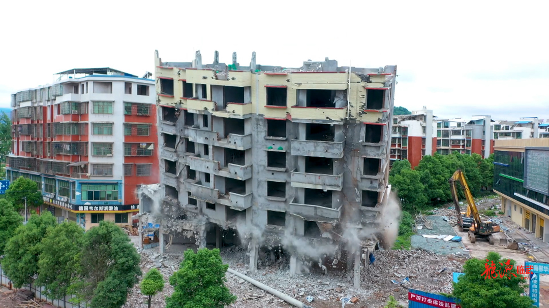 舜峰镇西城村新建综合楼违法建筑今日全部拆除