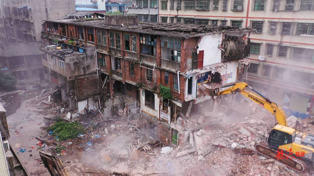 聚焦十大重点工作·风险大防控｜部门、乡镇联合对老建筑公司家属楼危房进行拆除