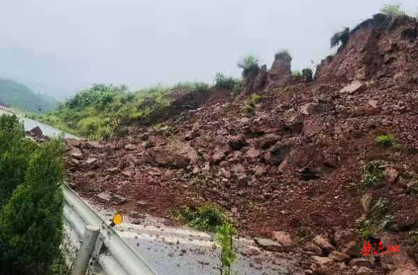 舜峰镇迅速处置一起山体滑坡地质灾害事件