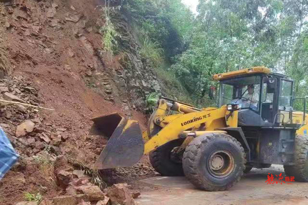 整治交通问题顽瘴痼疾 | 县公路建设养护中心闻“汛”而动保畅通