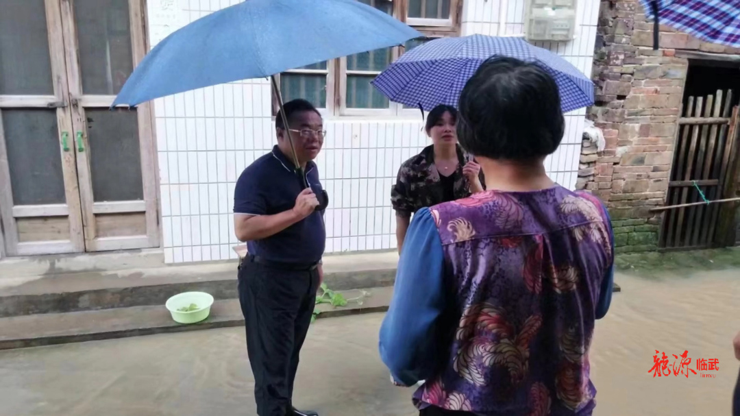 刘杨  尹海莲检查调度防汛工作