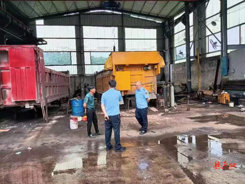 整治交通问题顽瘴痼疾 | 县市场监督管理局严把货车“出门关”