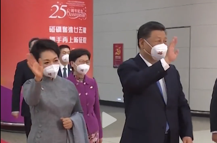 “我的心和中央政府的心始终同香港同胞在一起！”