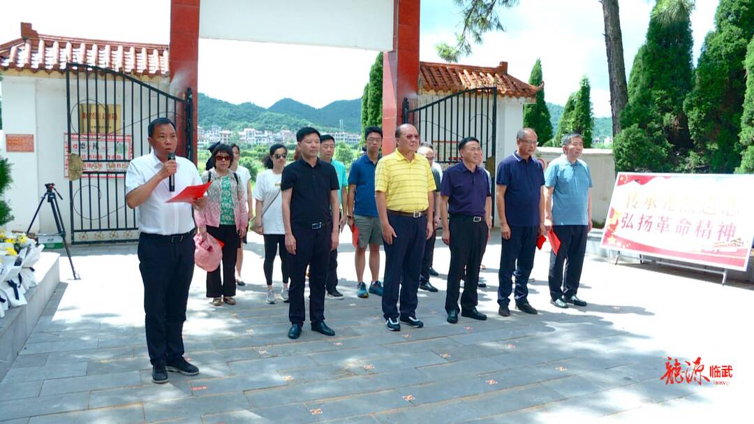 四九三团指战员后人到十八岿烈士陵园缅怀先烈