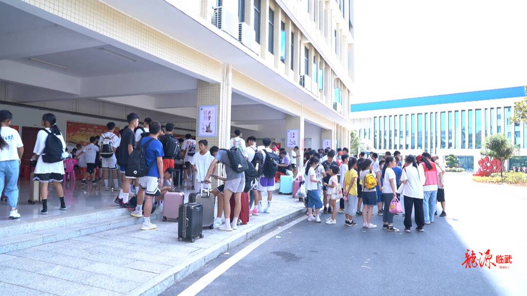 郴州市第27届中小学生“英东杯”运动会代表团陆续抵达临武县报到