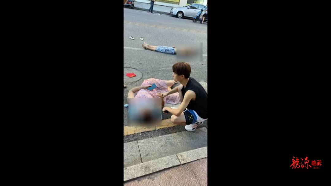 路遇车祸  医学院学生出手相助